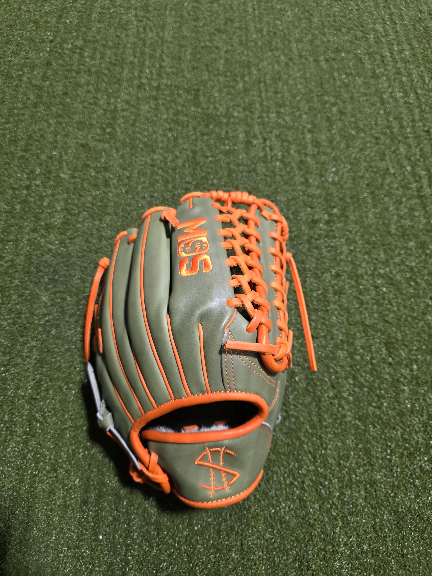 Outfielder Glove Hunters Theme